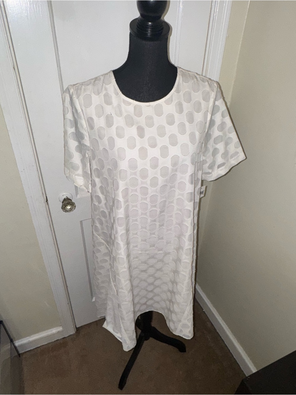 Donna Morgan White Dot Jacquard Short-Sleeve Tunic